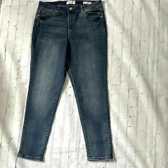 Jessica Simpson high-rise forever, rolled ankle jeans - Picture 3 of 9